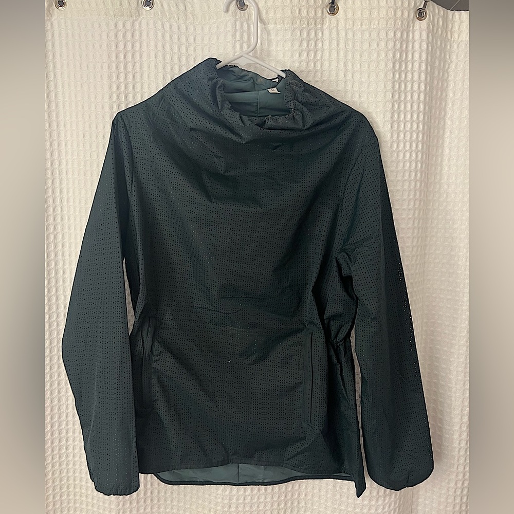 Small Dark Navy Windbreaker! Athletic, Breathable. Has pockets and fitted waist.